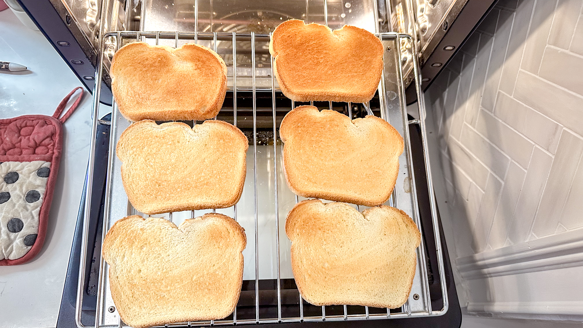 «Ανακαλύψτε τον ChefIQ MiniOven: Η Ανατρεπτική Κριτική του Τομ που Αλλάζει τα Πάντα στη Μαγειρική!» Μίνι Φούρνος CHEF iQ σε πάγκο κουζίνας