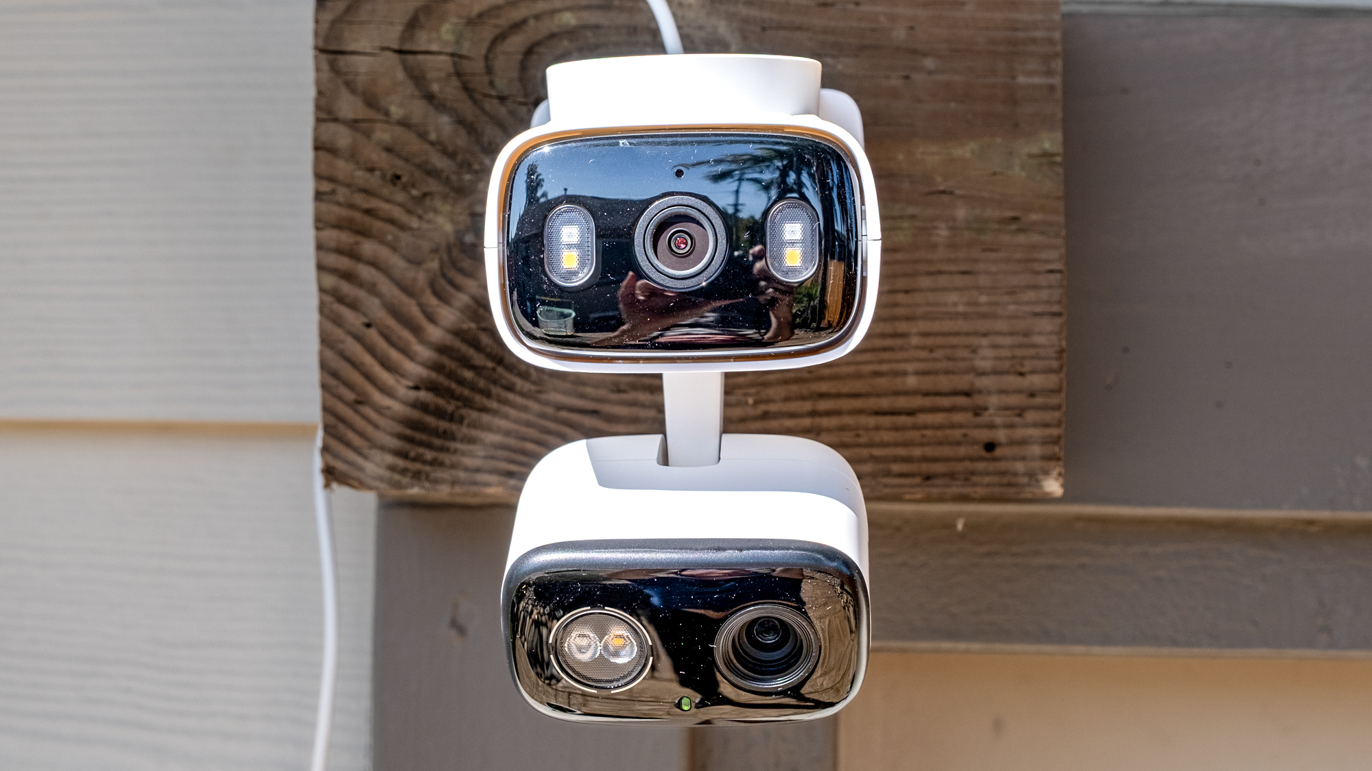 TP-Link Tapo C246D HybridCam Duo τοποθετημένο σε τοίχο