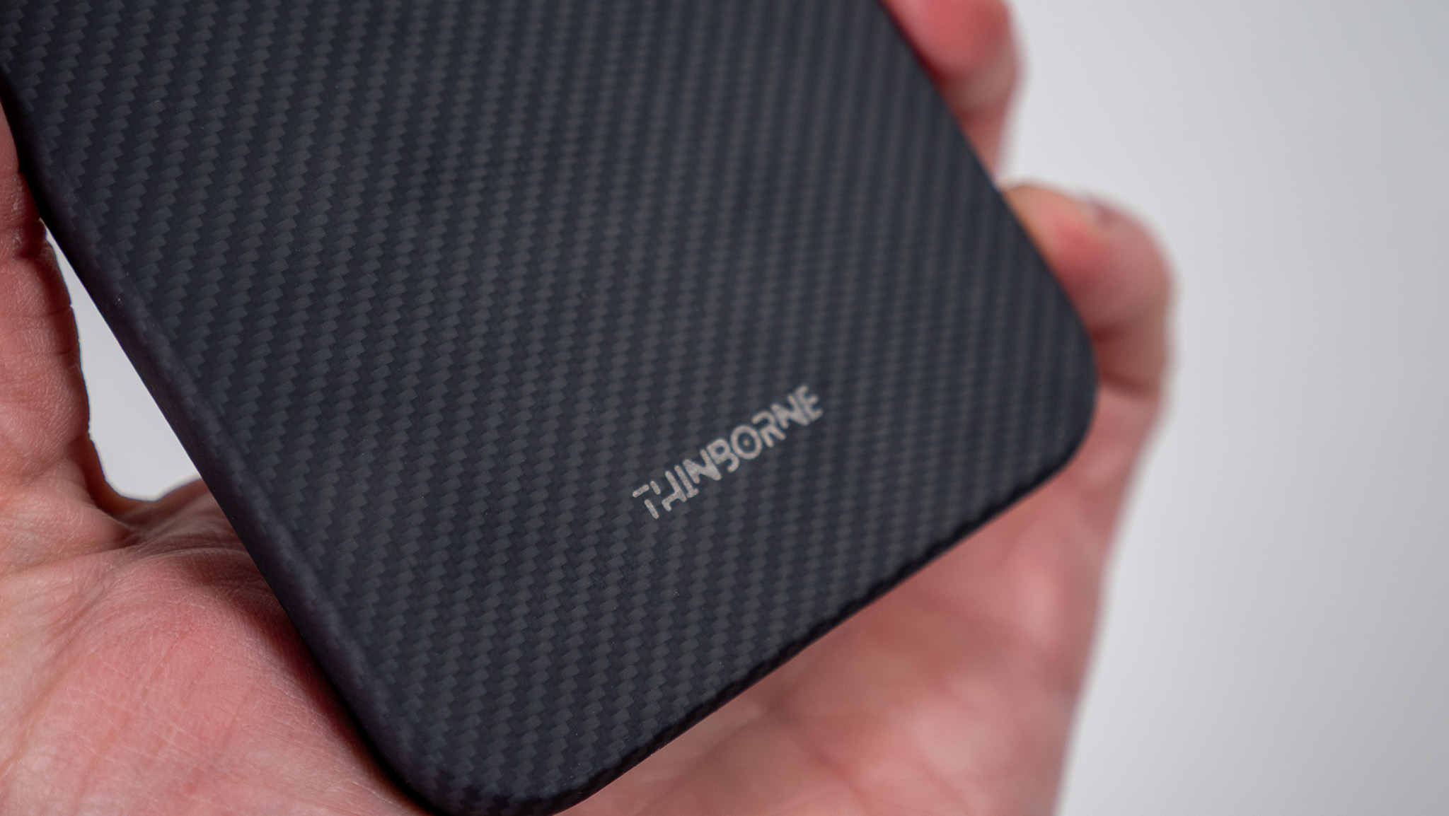 Αυτή η μινιμαλιστική θήκη διόρθωσε σχεδόν κάθε πρόβλημα που είχα με τη σχεδίαση του OnePlus 15 και τώρα είναι επιτέλους διαθέσιμη μαζί με το τηλέφωνο Η θήκη Thinborne για το OnePlus 15