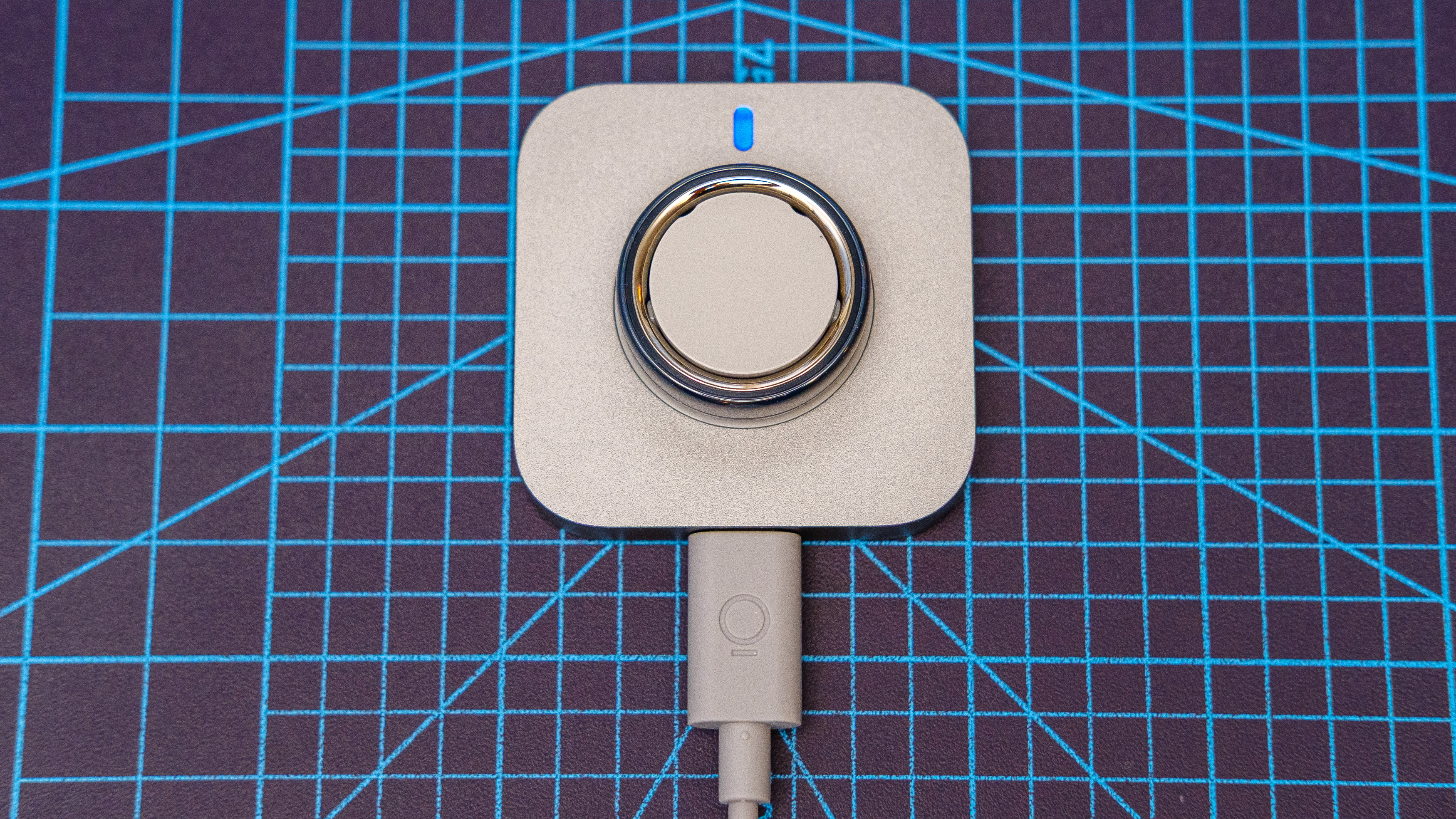 Oura Ring 4 κοντινό πλάνο στον φορτιστή