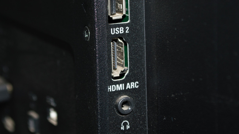 Η σύνδεση HDMI ARC στο πίσω μέρος μιας τηλεόρασης.