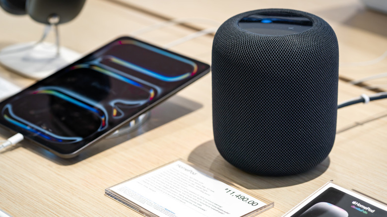 Apple HomePod και iPad το ένα δίπλα στο άλλο σε ένα κατάστημα