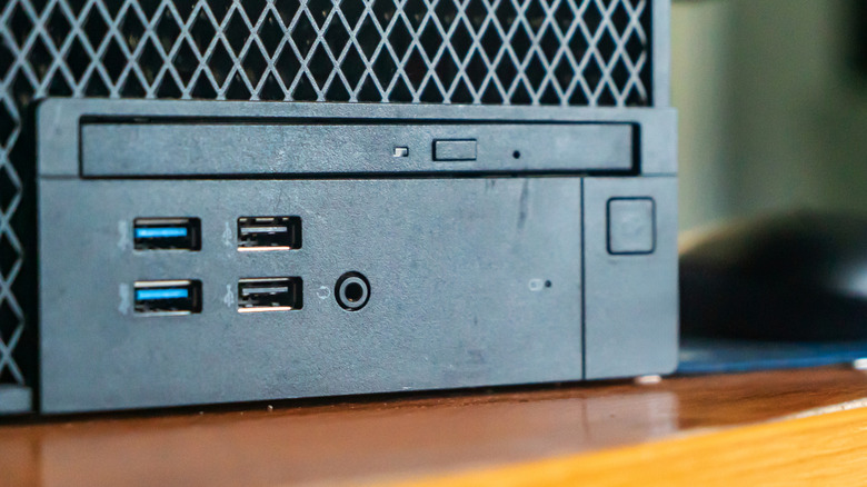 Επιτραπέζιος υπολογιστής με μπλε θύρες USB δίπλα σε μαύρες.