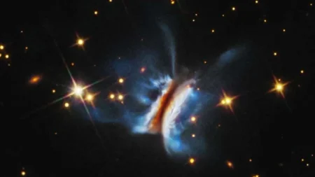 Το Hubble εντοπίζει μια τεράστια σταγόνα σε σχήμα σάντουιτς στο βαθύ διάστημα