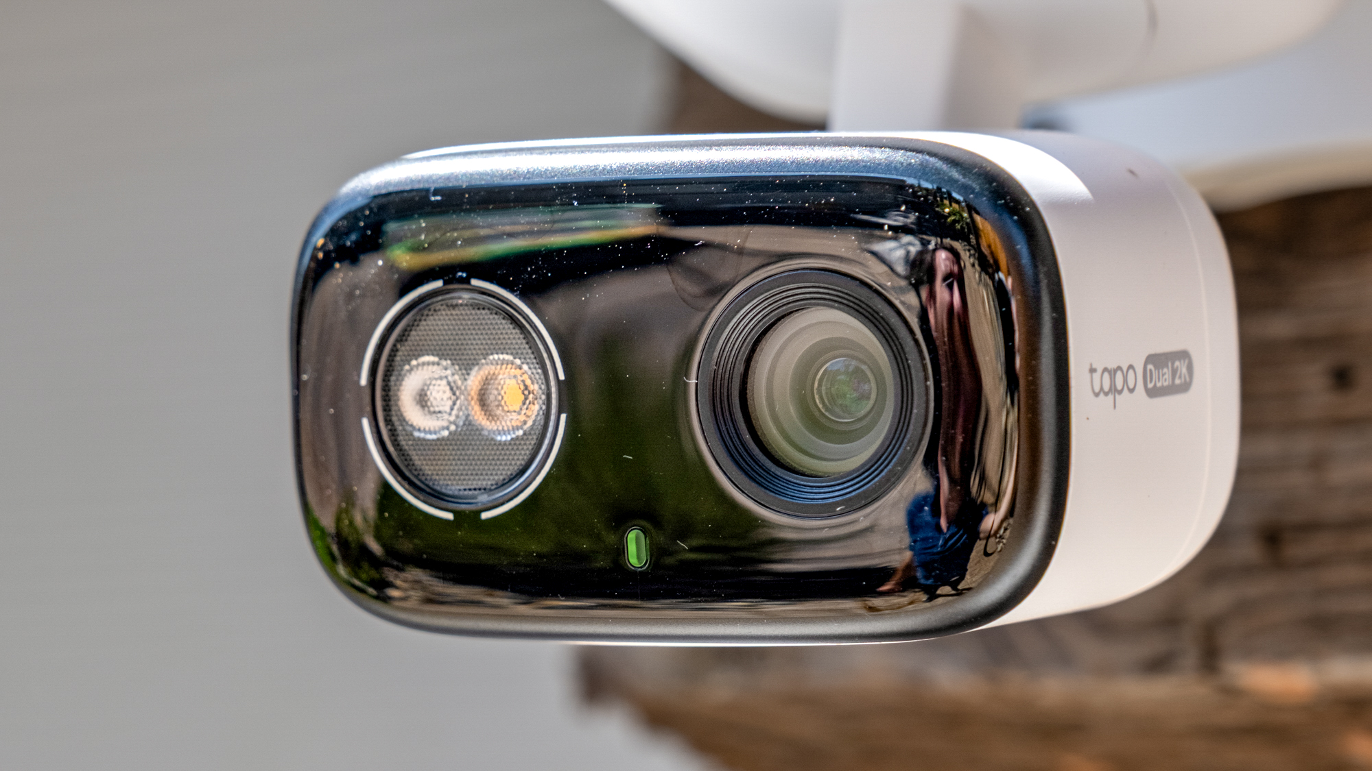 TP-Link Tapo C246D HybridCam Duo τοποθετημένο σε τοίχο