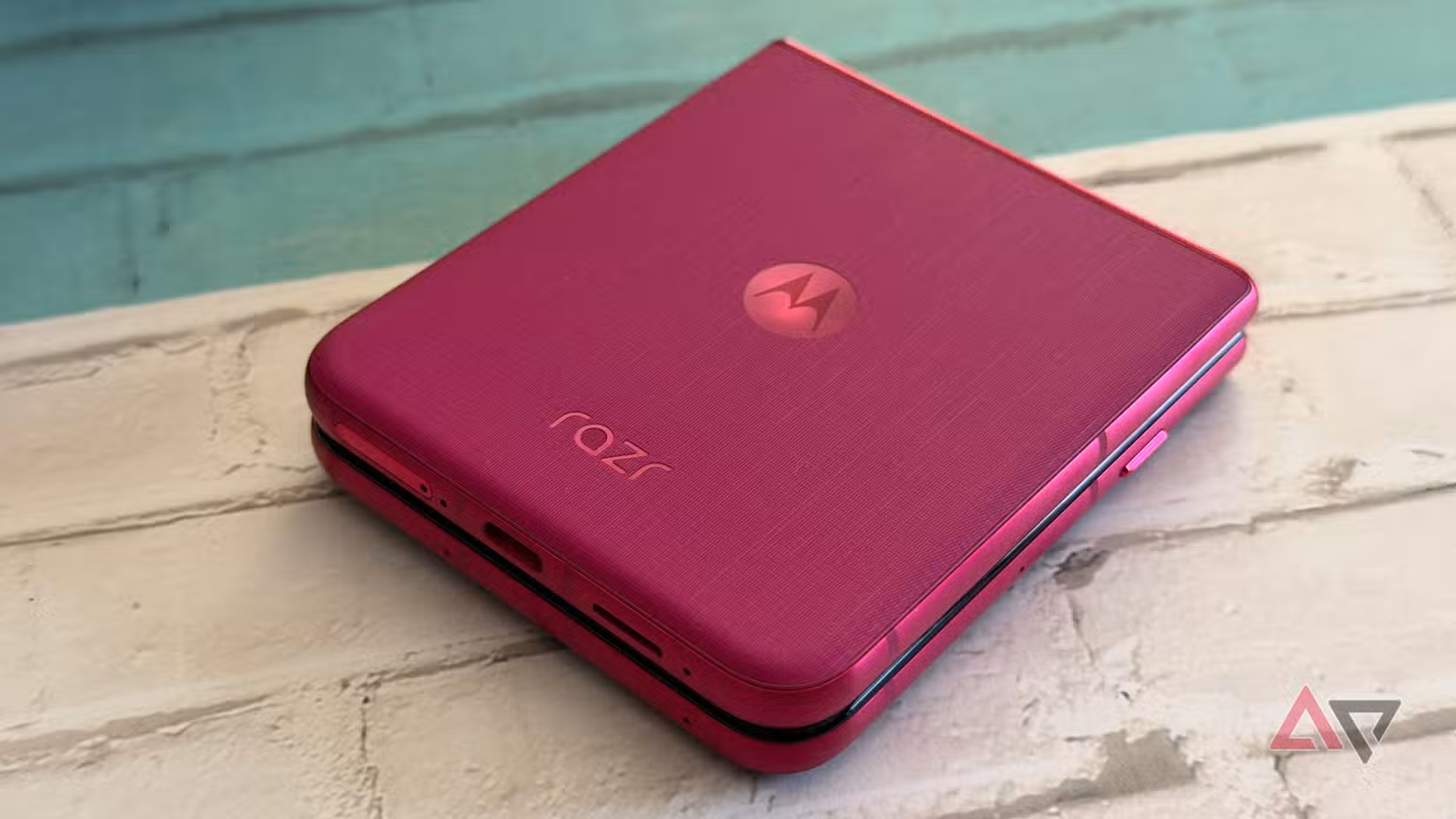 Τα smartphone είναι βαρετά και δεν θα μπορούσα να είμαι πιο χαρούμενος γι 'αυτό Motorola Razr Ultra 2025 στο Pink Cabaret κάθεται στο γραφείο