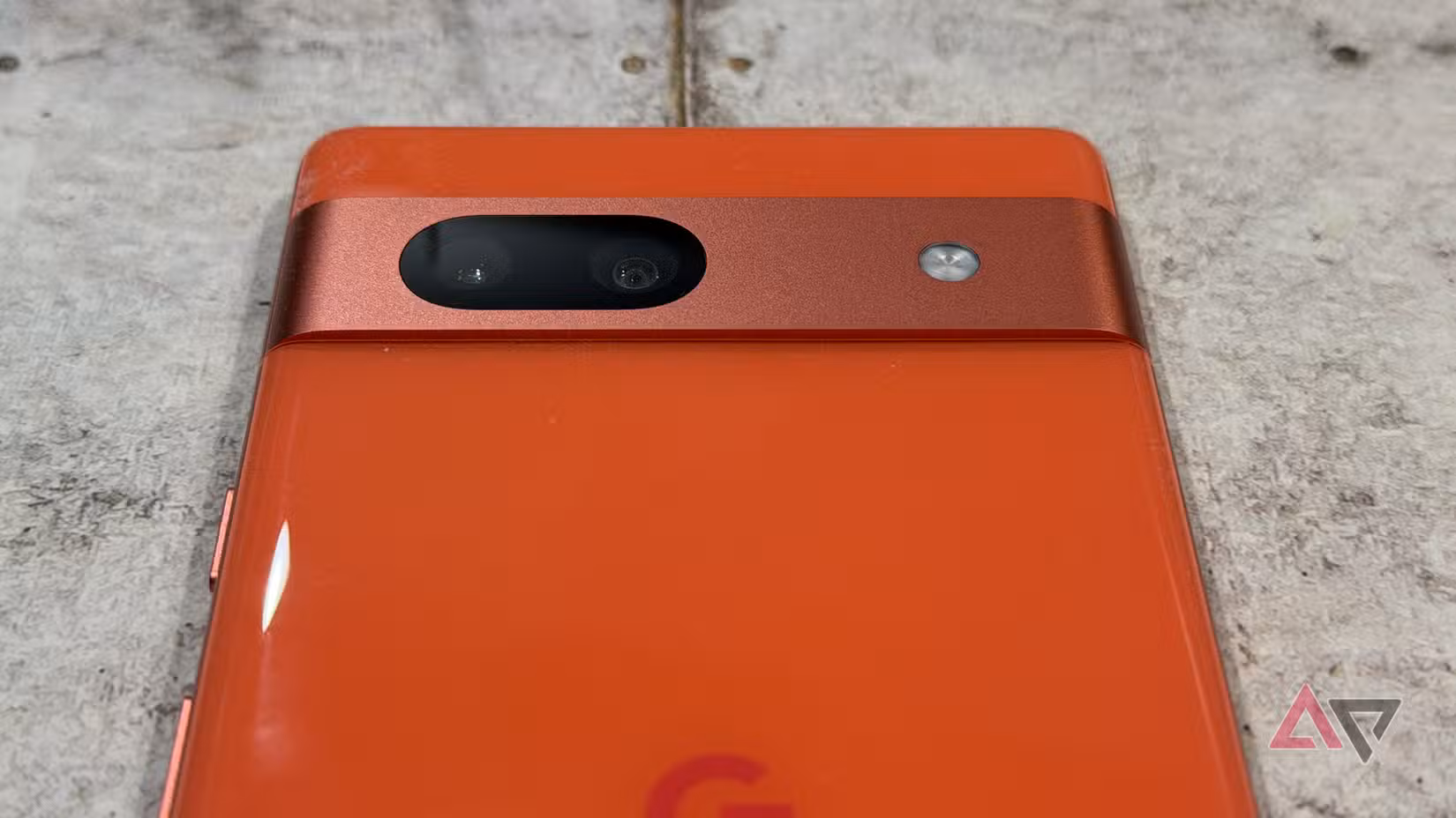 Το Material 3 Expressive έσωσε το λιγότερο αγαπημένο μου Pixel Το γείσο κάμερας Google Pixel 7a κάθεται σε ένα τραπέζι