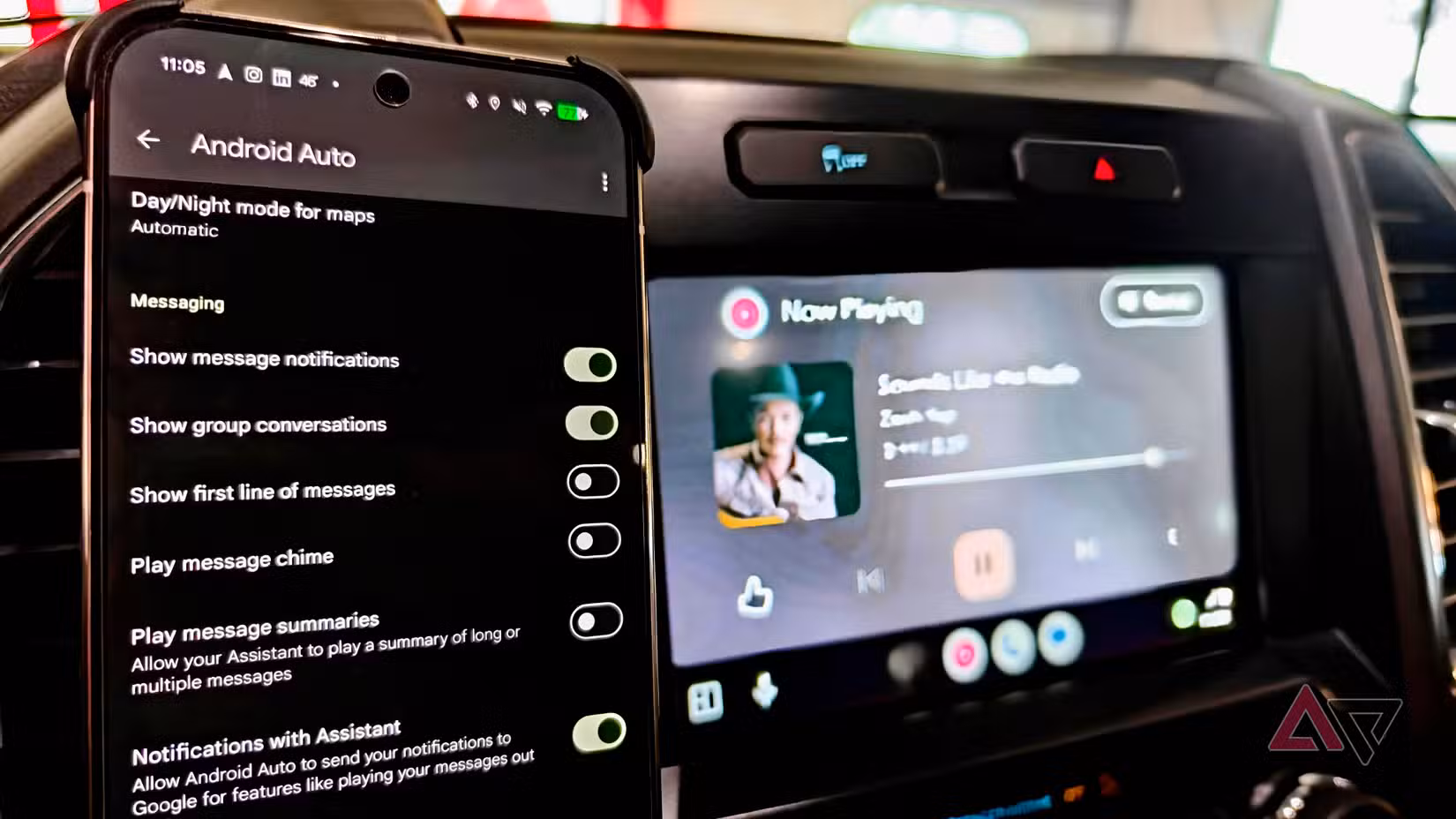 Αυτά τα προβλήματα με το Android Auto κάνουν τις μετακινήσεις μου πιο δύσκολες από όσο θα έπρεπε Σελίδα ρυθμίσεων Android Auto στο τηλέφωνο Android δίπλα στο Android Auto σε ένα όχημα.