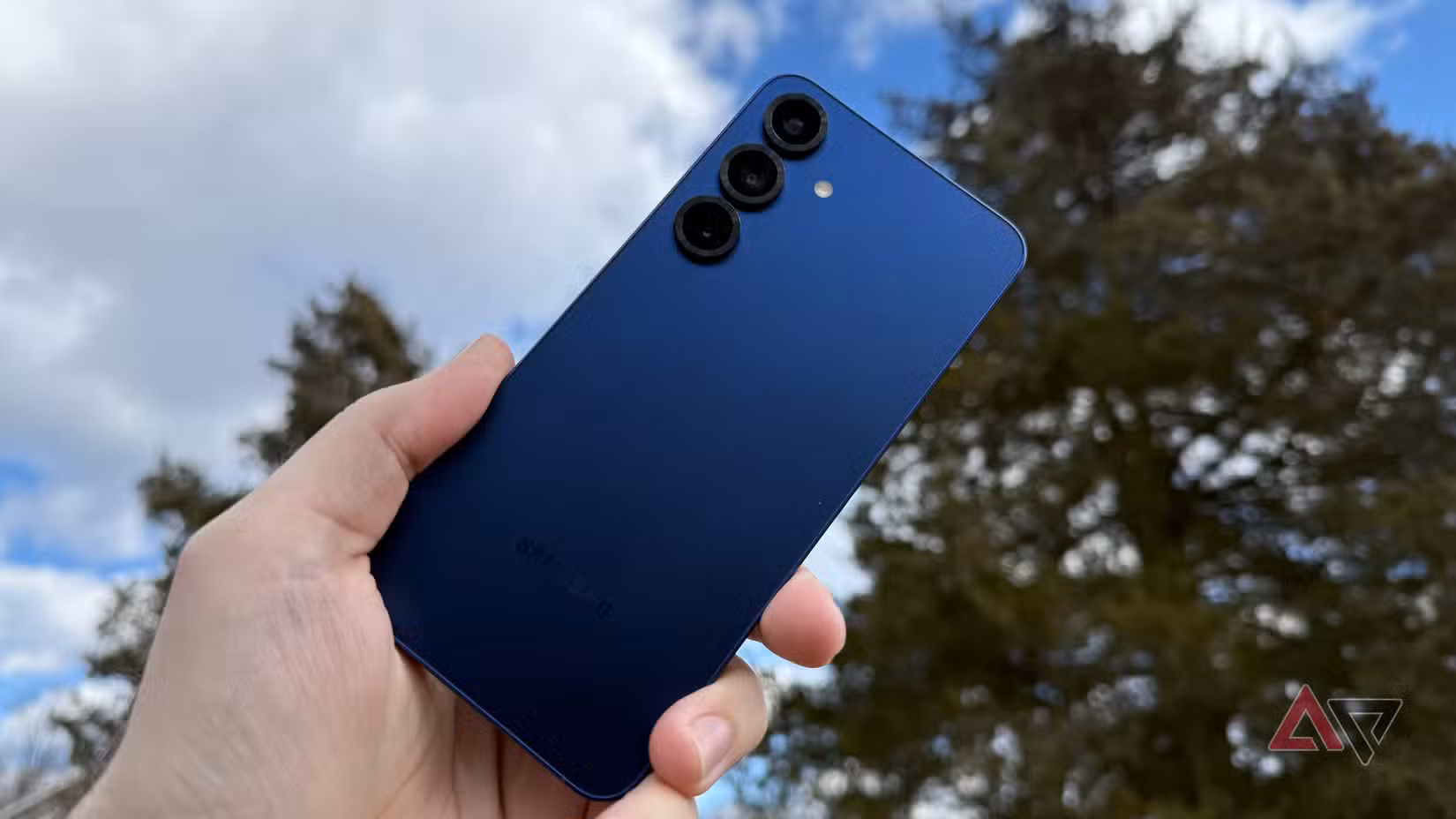 Χρησιμοποίησα το Google Pixel 10 Pro και το Samsung Galaxy S25+ και δεν καταλαβαίνεις πόσο διαφορετικά είναι μέχρι να είναι στην τσέπη σου Το Samsung Galaxy S25+ κρατιέται ενάντια στον ουρανό