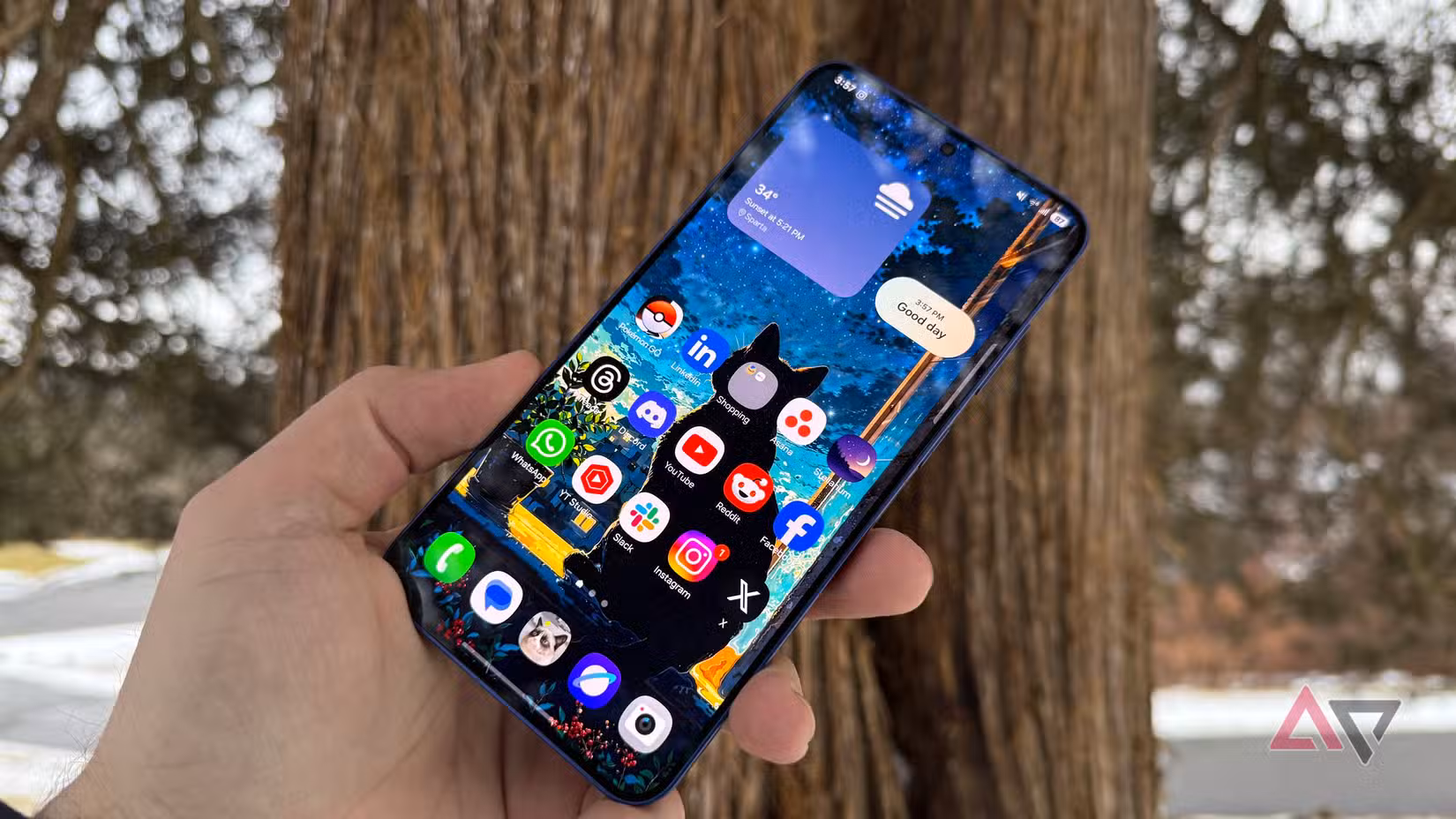 Χρησιμοποίησα το Google Pixel 10 Pro και το Samsung Galaxy S25+ και δεν καταλαβαίνεις πόσο διαφορετικά είναι μέχρι να είναι στην τσέπη σου Η οθόνη Samsung Galaxy S25+ κρατιέται στο δέντρο