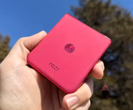 Η αγορά μιας παλαιότερης ναυαρχίδας ήταν κάποτε λάθος — όχι πια Το Motorola Razr+ 2024 στο χέρι κρατιέται στο δέρμα σε Hot Pink