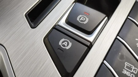 «Ανακαλύψτε γιατί τα αυτοκίνητα εγκαταλείπουν τα παραδοσιακά χειρόφρενα για τη νέα επανάσταση των ηλεκτρονικών!» «Ανακαλύψτε γιατί τα αυτοκίνητα εγκαταλείπουν τα παραδοσιακά χειρόφρενα για τη νέα επανάσταση των ηλεκτρονικών!»