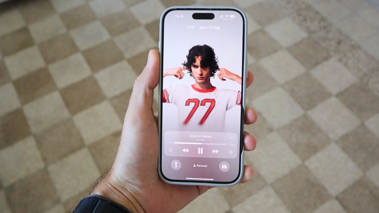 Οθόνη κλειδώματος iOS 26 με δυναμικό κάλυμμα Apple Music