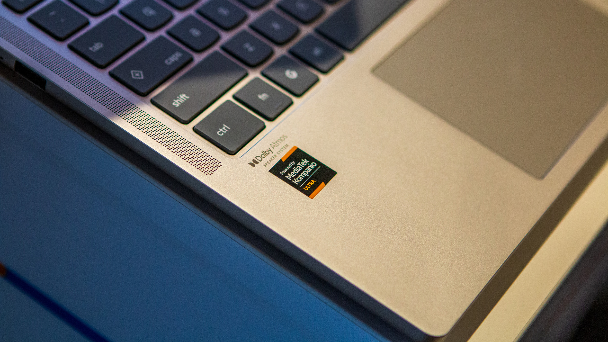 Λογότυπο MediaTek Kompanio Ultra στο Lenovo Chromebook Plus 14