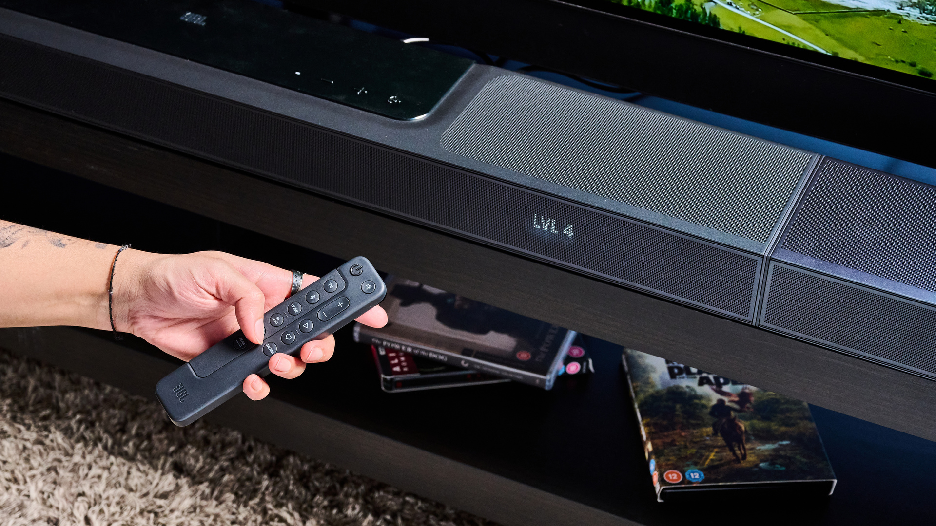 η μπάρα jbl 1300x μια μαύρη μπάρα ήχου με θύρες HDMI, δύο ηχεία καναλιών surround, ένα υπογούφερ ασύρματα συνδεδεμένο