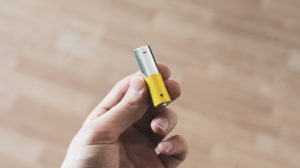 Γιατί τα χειριστήρια Xbox εξακολουθούν να χρειάζονται μπαταρίες (αλλά το PlayStation όχι) Γιατί τα χειριστήρια Xbox εξακολουθούν να χρειάζονται μπαταρίες (αλλά το PlayStation όχι)