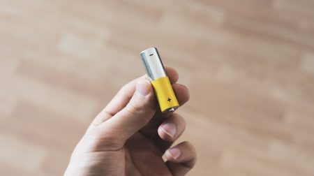 Γιατί τα χειριστήρια Xbox εξακολουθούν να χρειάζονται μπαταρίες (αλλά το PlayStation όχι)