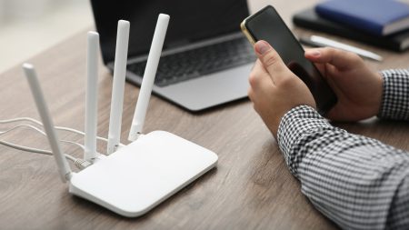 Πώς να ελέγξετε ποιος είναι συνδεδεμένος στο Wi-Fi σας (και γιατί πρέπει) Πώς να ελέγξετε ποιος είναι συνδεδεμένος στο Wi-Fi σας (και γιατί πρέπει)