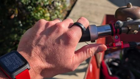 Δεν θα χρειαστεί ποτέ να επαναφορτίσετε το έξυπνο νέο αξεσουάρ τηλεφώνου της Pebble Δεν θα χρειαστεί ποτέ να επαναφορτίσετε το έξυπνο νέο αξεσουάρ τηλεφώνου της Pebble