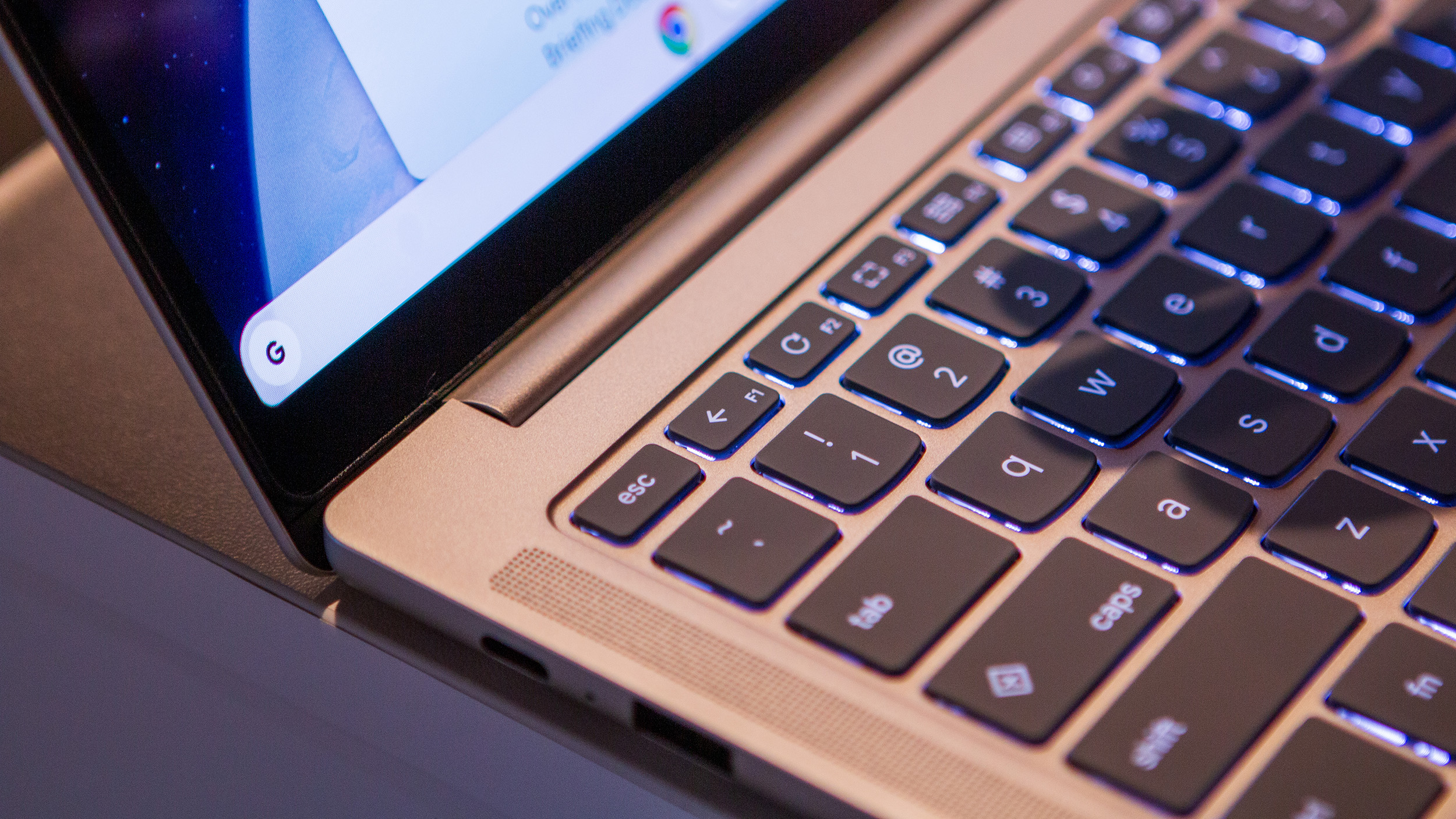 Βραβεία Android Central's Best of 2025: Τα καλύτερα τηλέφωνα, smartwatches, tablet, εφαρμογές και πολλά άλλα Κοντινό πλάνο στο πληκτρολόγιο Lenovo Chromebook Plus 14