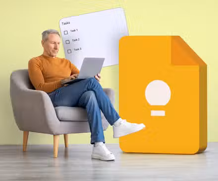 Άνδρας που εργάζεται σε φορητό υπολογιστή δίπλα σε ένα μεγάλο τρισδιάστατο λογότυπο Google Keep και μια πλωτή λίστα ελέγχου.