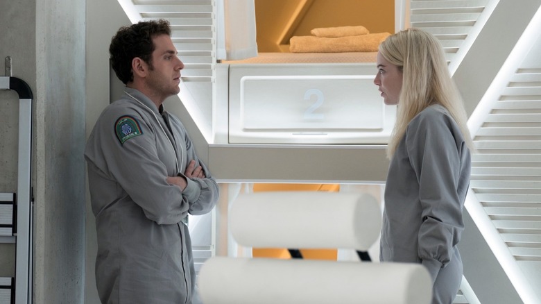 Owen Milgrim (Jonah Hill) μιλάει στην Annie Landsberg (Emma Stone) στο Maniac