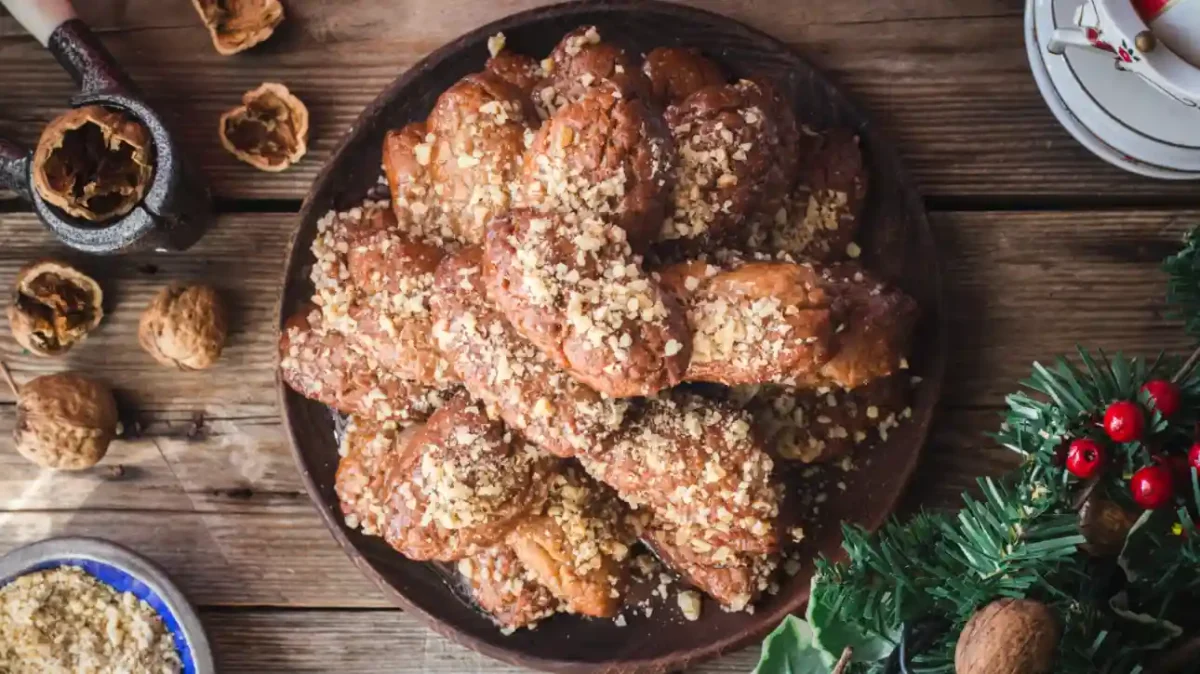 «Αποκαλύπτονται οι Τιμές: Μάθετε πόσα θα πληρώσετε για μελομακάρονα και κουραμπιέδες φέτος!»