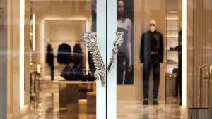Συναρπαστική Συγχώνευση: Η Prada Αγοράζει τη Versace – Πώς Αυτή η Κίνηση Θ΄Αλλάξει τον Κόσμο της Μόδας! Συναρπαστική Συγχώνευση: Η Prada Αγοράζει τη Versace - Πώς Αυτή η Κίνηση Θ΄Αλλάξει τον Κόσμο της Μόδας!