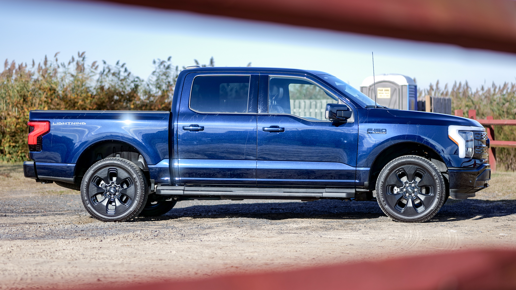 Δοκίμασα το Ford F-150 Lightning για μια εβδομάδα – Αυτό το αμιγώς ηλεκτρικό pickup θα σας αφήσει άφωνους! Πλαϊνή όψη προφίλ 2025 Ford F-150 Lightning.