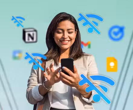 6 δωρεάν εφαρμογές Android που αποδεικνύουν ότι οι συνδρομές είναι υπερεκτιμημένες Ένα άτομο με μπλέιζερ κοιτάζει το τηλέφωνό του. Το άτομο βρίσκεται μπροστά σε ένα γαλαζοπράσινο φόντο με διάφορα εικονίδια εφαρμογών