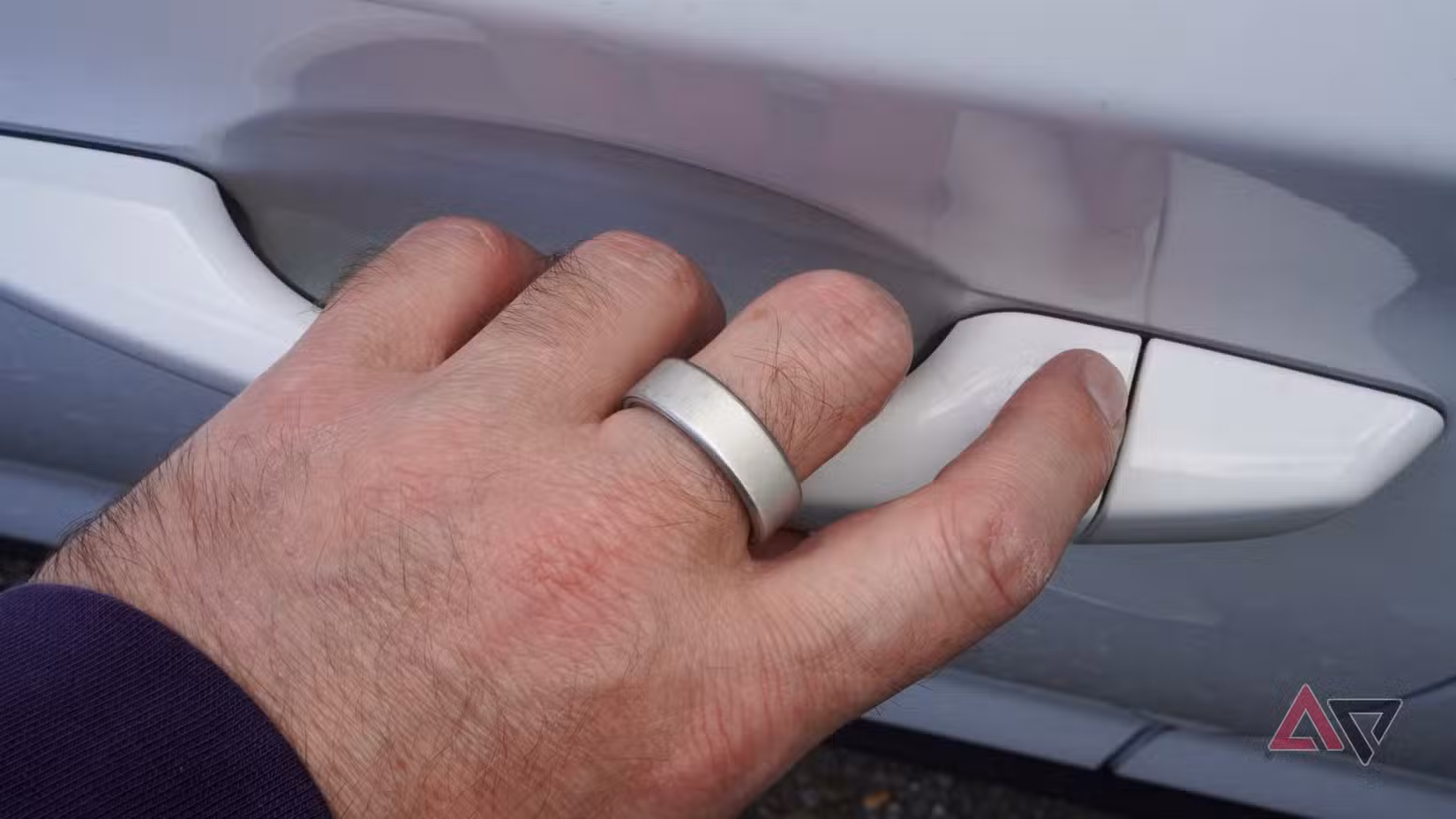 Ένα άτομο που φοράει το Oura Ring 4