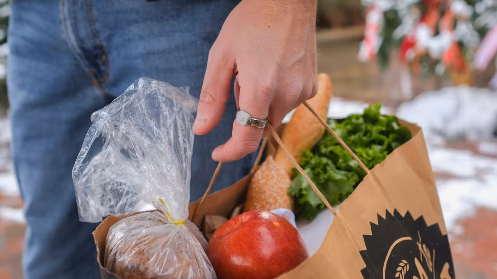 Το τελευταίο wearable της Pebble καταγράφει τις φευγαλέες σκέψεις σας και δεν είναι ένα έξυπνο ρολόι Μια επίσημη φωτογραφία του Pebble Index 01