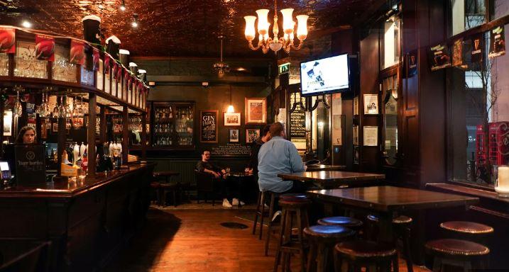 Σάλος στις Βρετανικές Παμπ: Αντεπίθεση κατά των Αυξήσεων Φόρων – Πώς θα Αντιδράσουν! Σάλος στις Βρετανικές Παμπ: Αντεπίθεση κατά των Αυξήσεων Φόρων – Πώς θα Αντιδράσουν!