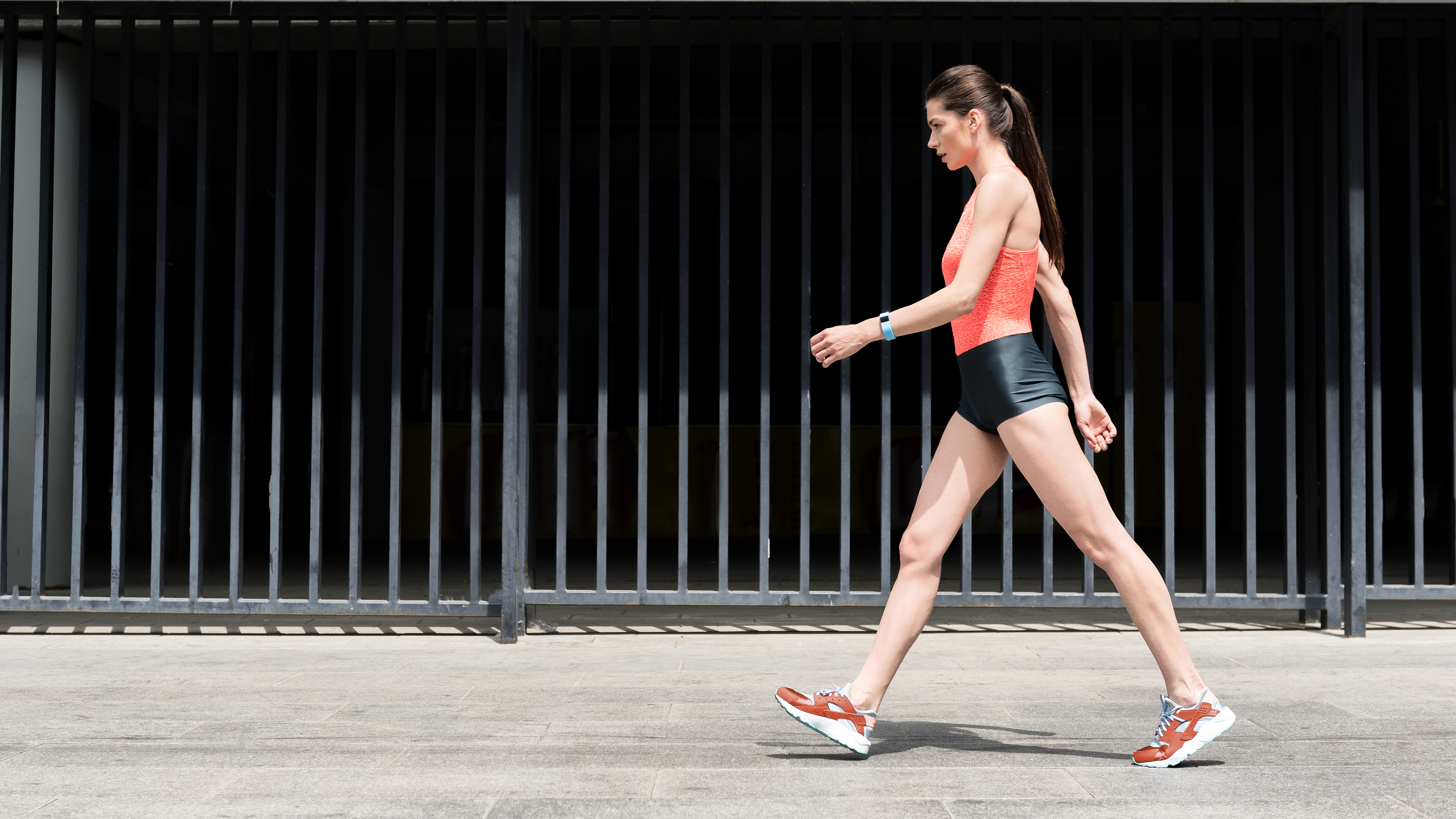 Αν δεν κοιμάστε καλά, η άσκηση δεν αρκεί! Η νέα έρευνα αποκαλύπτει το μυστικό για optimal υγεία! μια γυναίκα που περπατούσε με γρήγορο ρυθμό