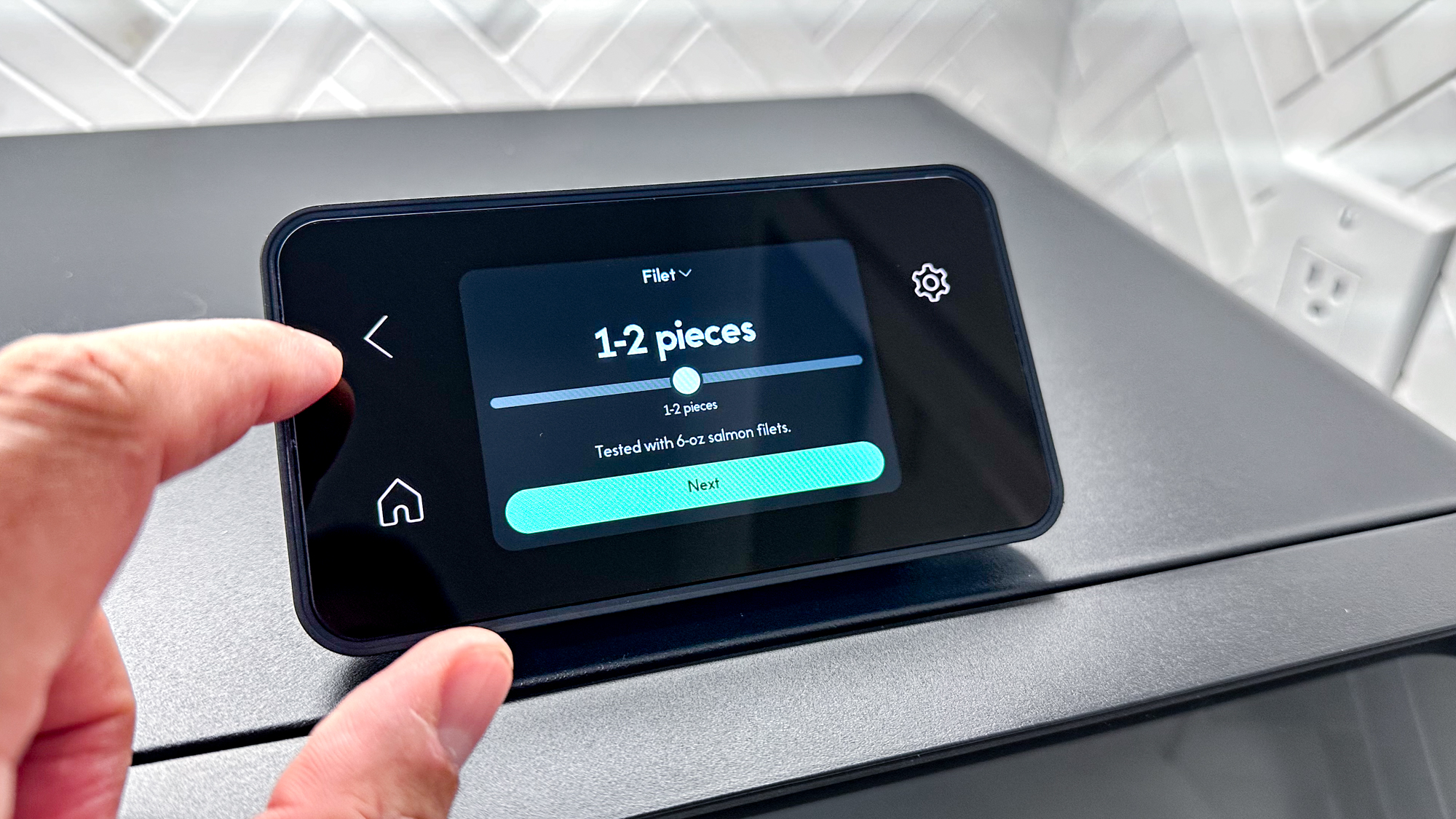 «Ανακαλύψτε τον ChefIQ MiniOven: Η Ανατρεπτική Κριτική του Τομ που Αλλάζει τα Πάντα στη Μαγειρική!» Μίνι Φούρνος CHEF iQ σε πάγκο κουζίνας