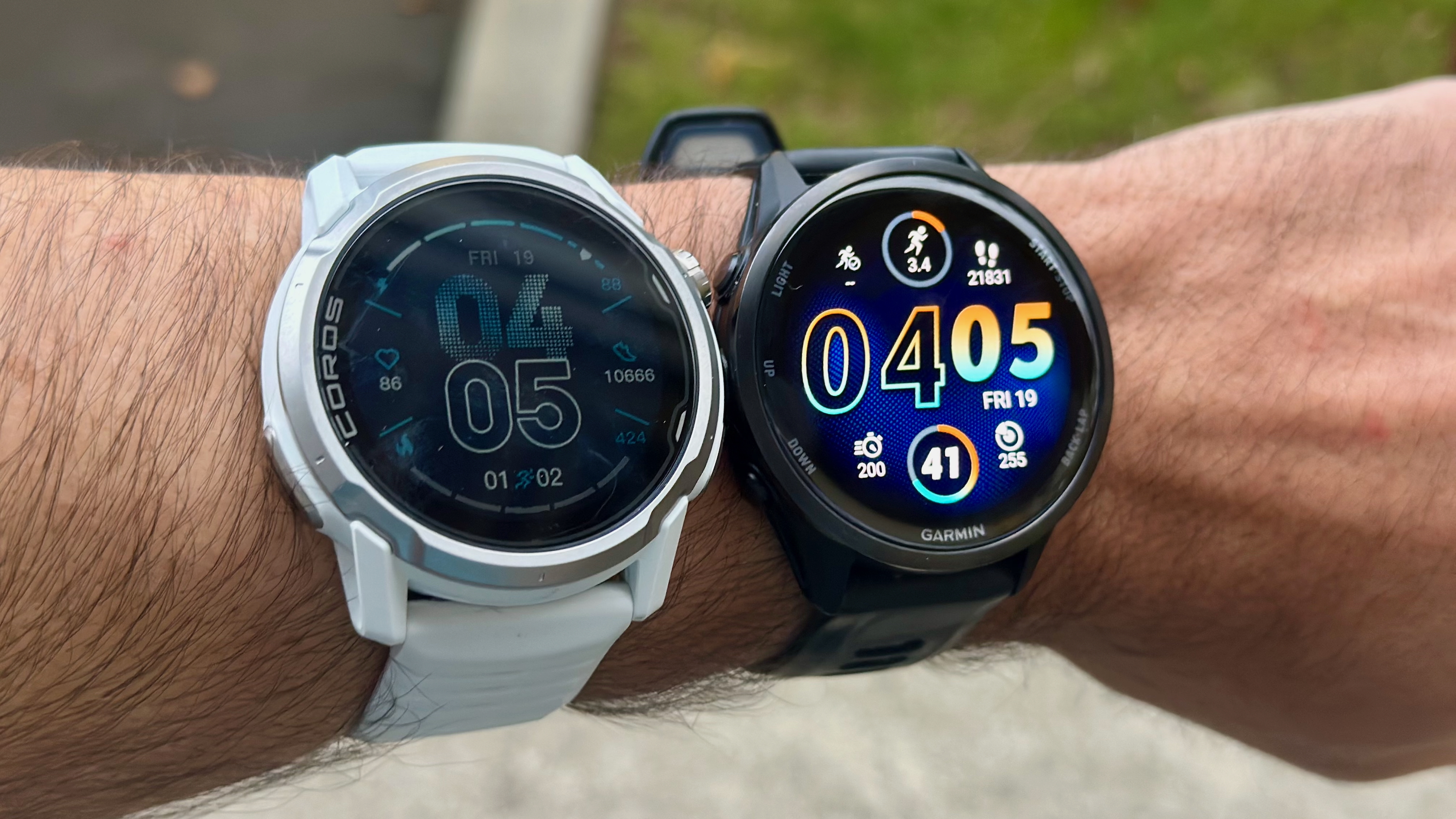 Μια φωτογραφία του COROS APEX 4 και του Garmin Forerunner 970 δεμένα στον ίδιο βραχίονα.