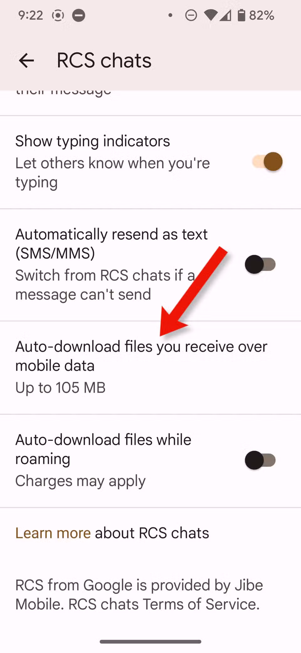 Ρυθμίσεις Google Messages με ένα βέλος που δείχνει στο στοιχείο ελέγχου Αυτόματη λήψη.