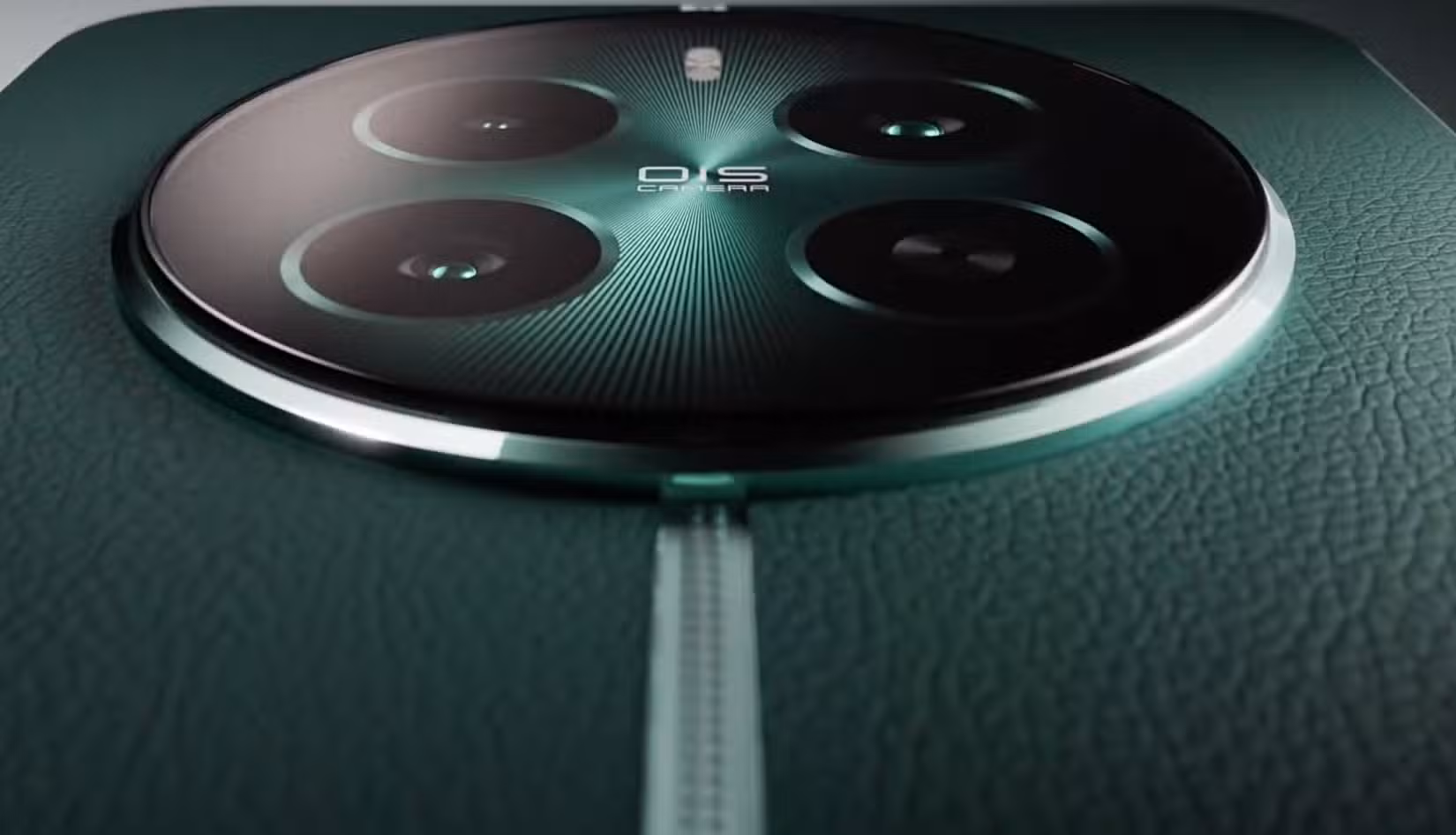 Κοντινή προβολή της πίσω όψης και της κάμερας του τηλεφώνου Realme 12+