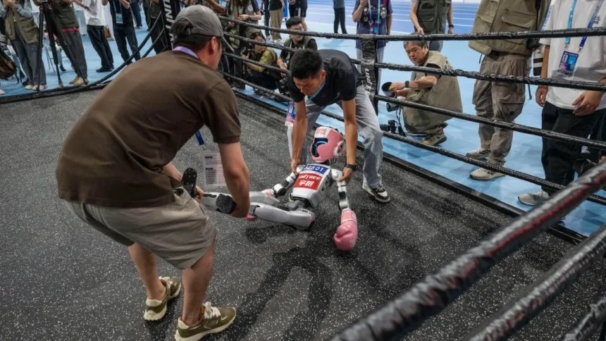 Το 2025 αποδείχθηκε ότι τα ανθρωποειδή ρομπότ είναι εδώ για να μείνουν. Και πέσε κάτω.