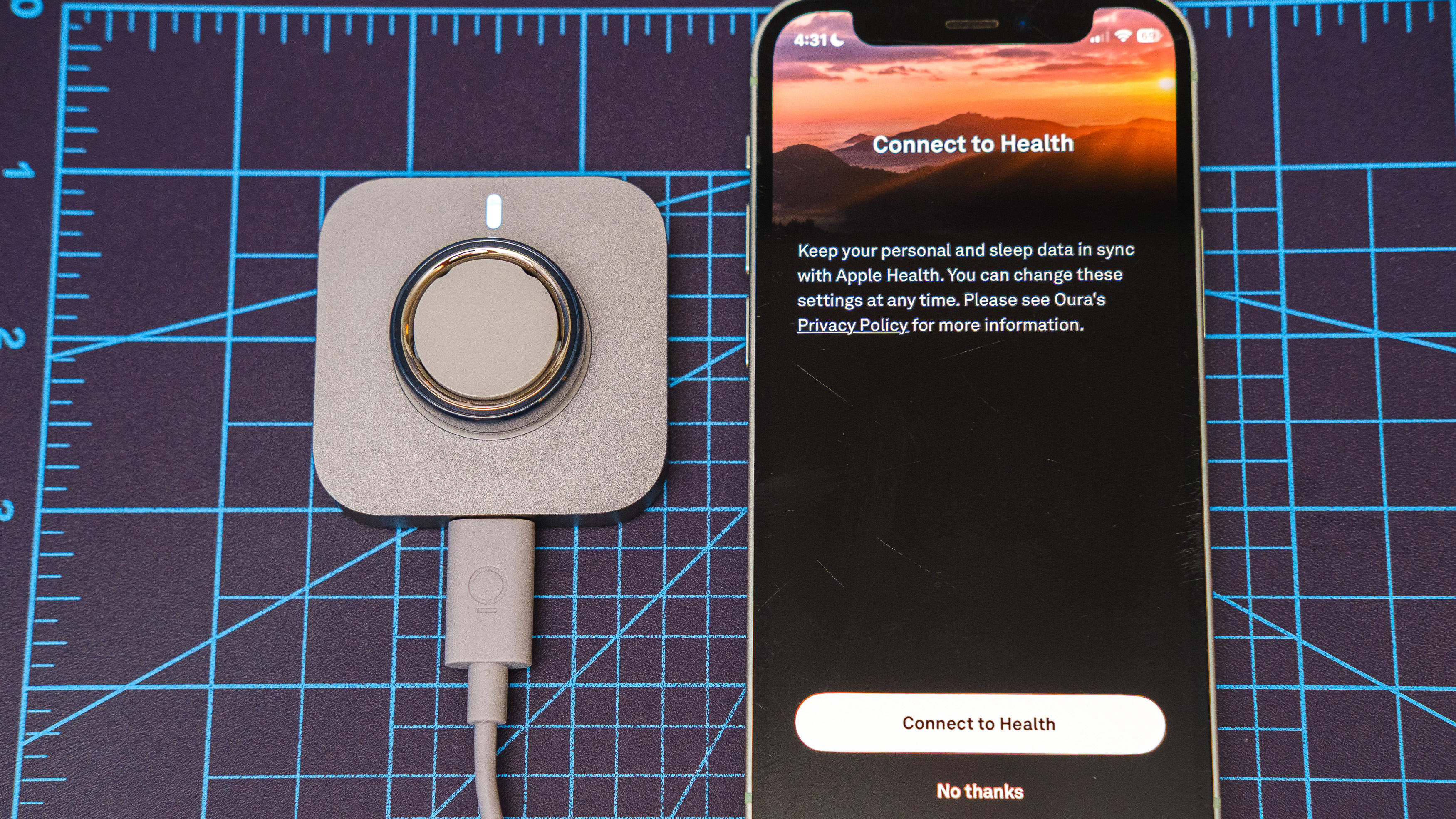 Oura Ring 4 Κεραμικό κοντινό πλάνο που δείχνει τη διαδικασία εγκατάστασης και σύζευξης χρησιμοποιώντας ένα iPhone