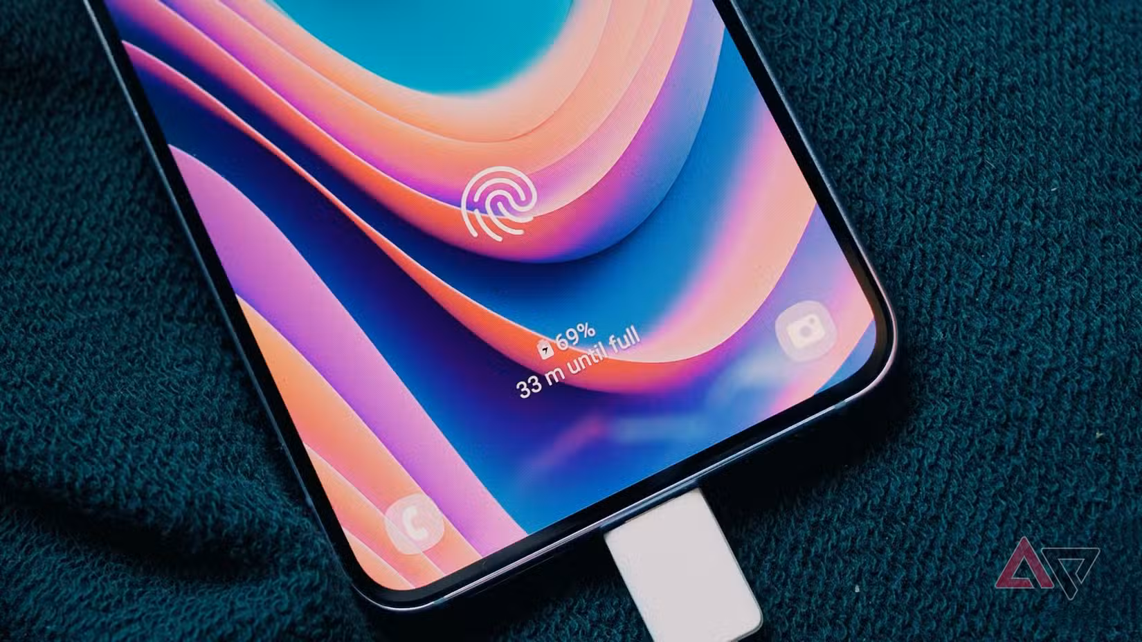 Κοντινή λήψη της φόρτισης του Galaxy S22 Plus