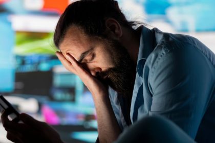 «Σάλος στη Νέα Υόρκη: Τα Social Media αναγκάζονται να βάζουν ετικέτες όπως τα τσιγάρα – Τι σημαίνει αυτό για εσένα;»