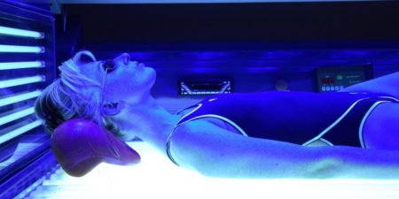 «Σοκαριστική Μελέτη: Τα Σολάριουμ Τριπλασιάζουν τον Κίνδυνο Μελανώματος – Τι Αποκαλύπτει για το DNA σας!»