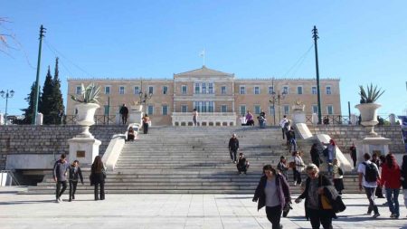 «Ανατροπές έρχονται: Τι να περιμένουμε για μισθούς, ακρίβεια και επενδύσεις!»