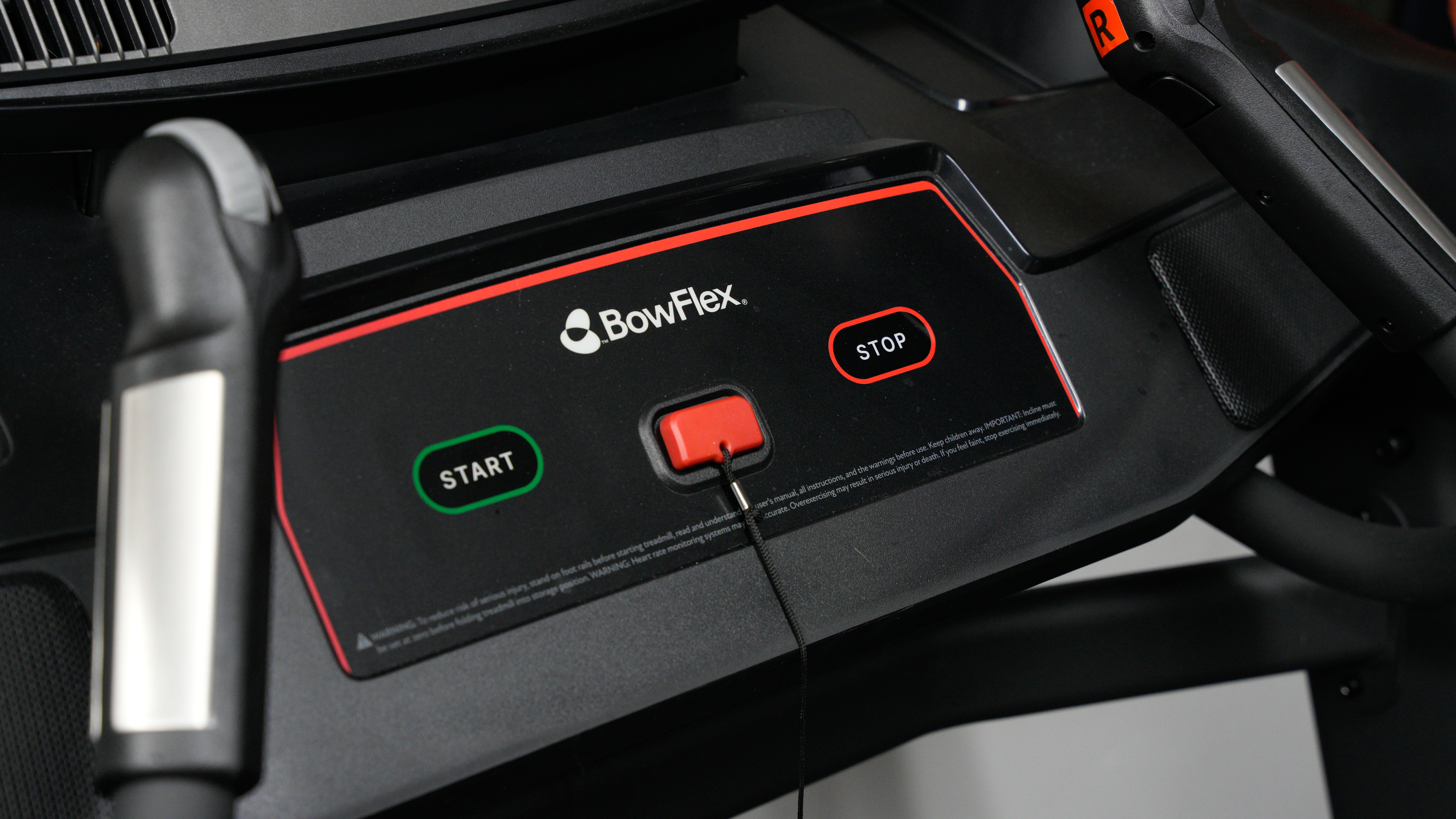 Bowflex T16 από κοντά στα κουμπιά διακοπής/εκκίνησης