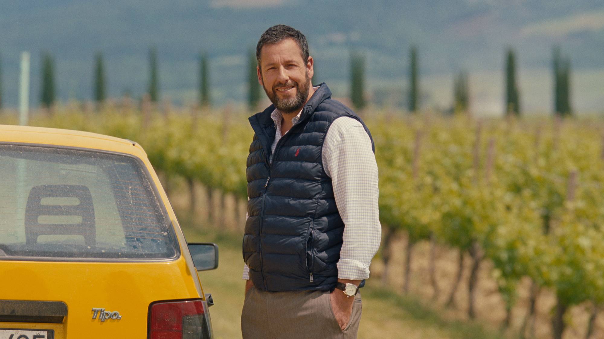 Αυτή η νέα κωμωδία-δράμα του Netflix είναι η καλύτερη ταινία του Τζορτζ Κλούνεϊ εδώ και 10 χρόνια - και το τέλος θα σας συγκλονίσει! Ο Άνταμ Σάντλερ ως Ρον Σούκενικ μέσα "Τζέι Κέλι"