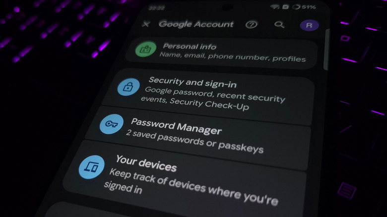 Κρυπτογραφημένο ολόγραμμα κειμένου που δείχνει ειδοποιήσεις ασφαλείας κατά την πληκτρολόγηση