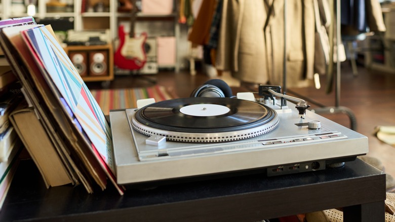 Ένας δίσκος βινυλίου σε ένα πικάπ σε ένα παλαιοπωλείο