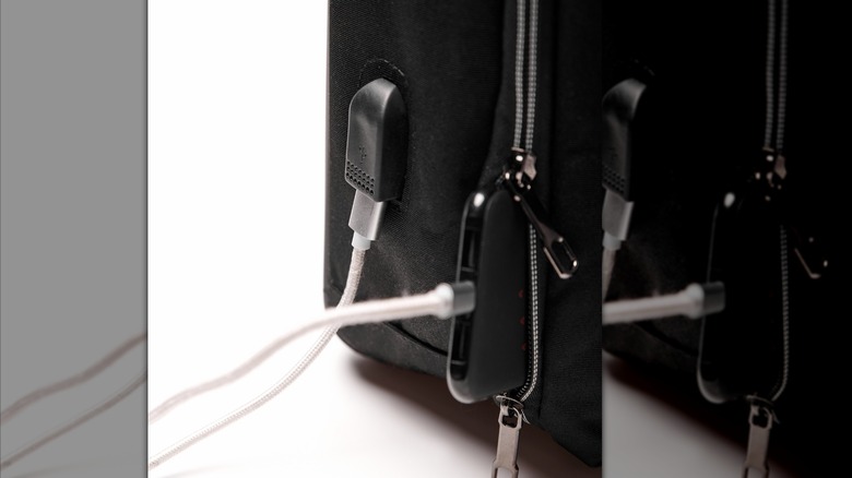 Ένα τηλέφωνο σε μια τσέπη σακιδίου συνδεδεμένο στη θύρα USB του σακιδίου.