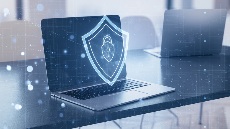 Ένα εικονίδιο ασφαλείας πάνω από ένα φορητό υπολογιστή.